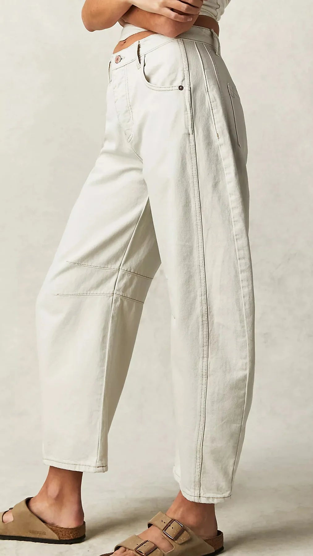 Carla denimjeans med medelhög midja, elastiska och utsvängda passform