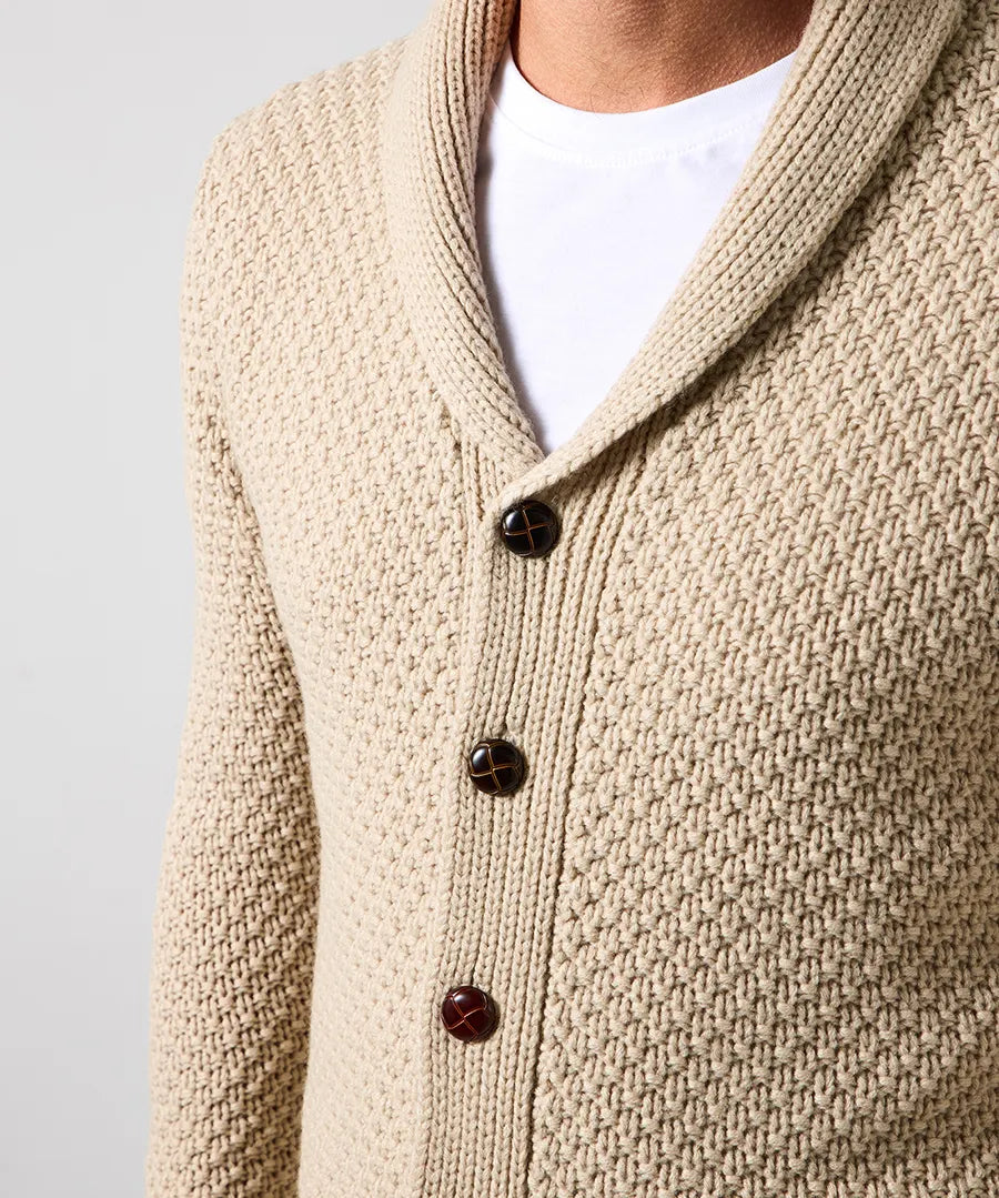 Beige stickad blus med knappar och v-ringning