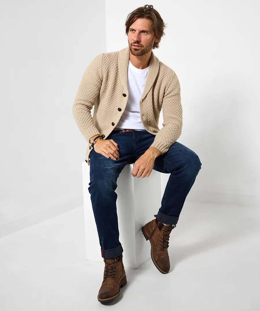 Beige stickad blus med knappar och v-ringning