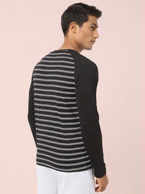 Svart linne med vita ränder och knappar upptill