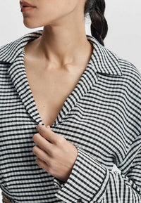 Avslappnad långärmad topp med dragsko runt magen