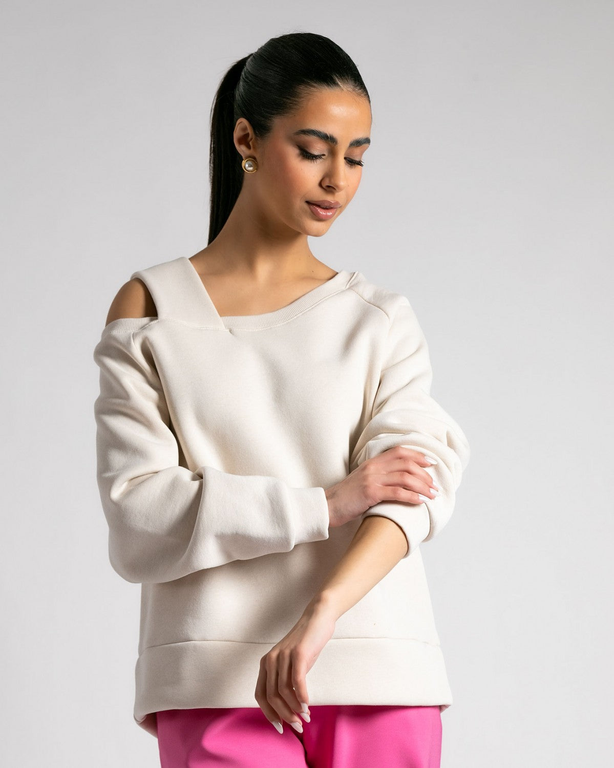 Långärmad fleecetröja med off-shoulder-mönster i krämfärgad färg