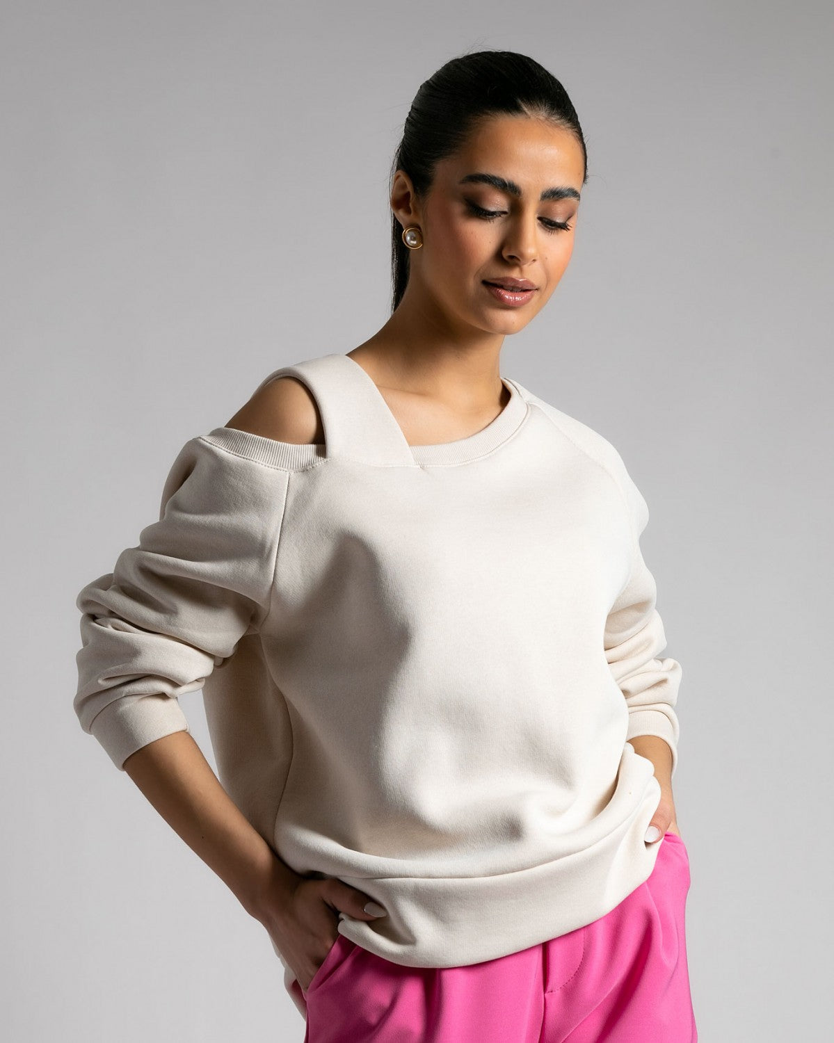 Långärmad fleecetröja med off-shoulder-mönster i krämfärgad färg