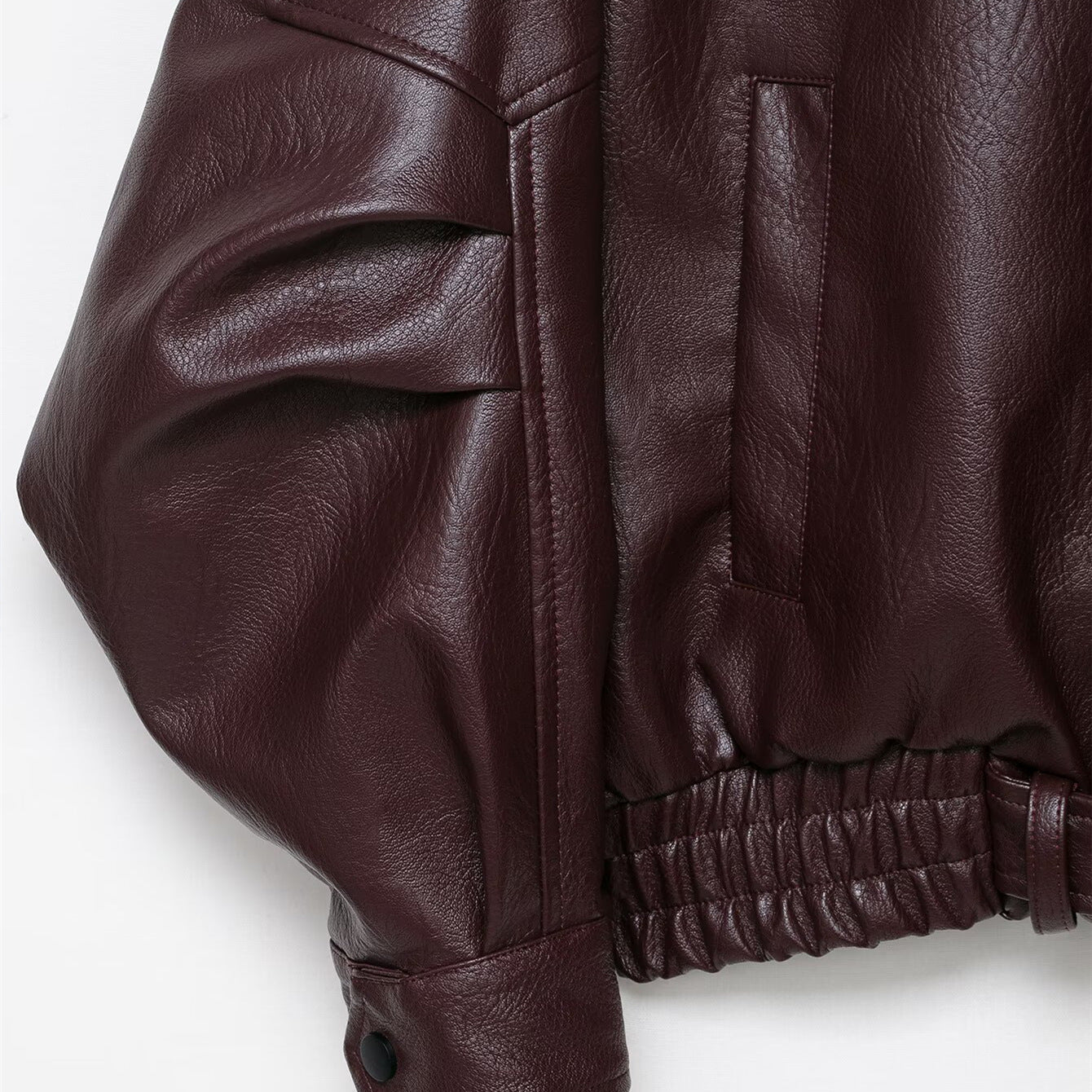 Kyra jacka tillverkad av eko-läder, mörk körsbärsfärgad, med retro-look