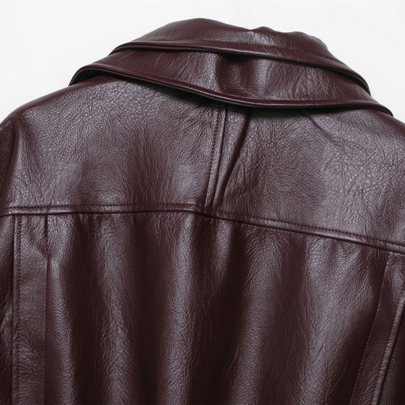 Kyra jacka tillverkad av eko-läder, mörk körsbärsfärgad, med retro-look