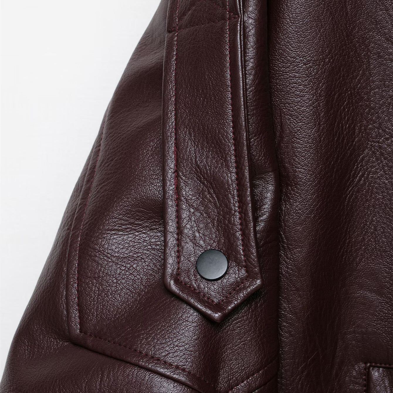 Kyra jacka tillverkad av eko-läder, mörk körsbärsfärgad, med retro-look