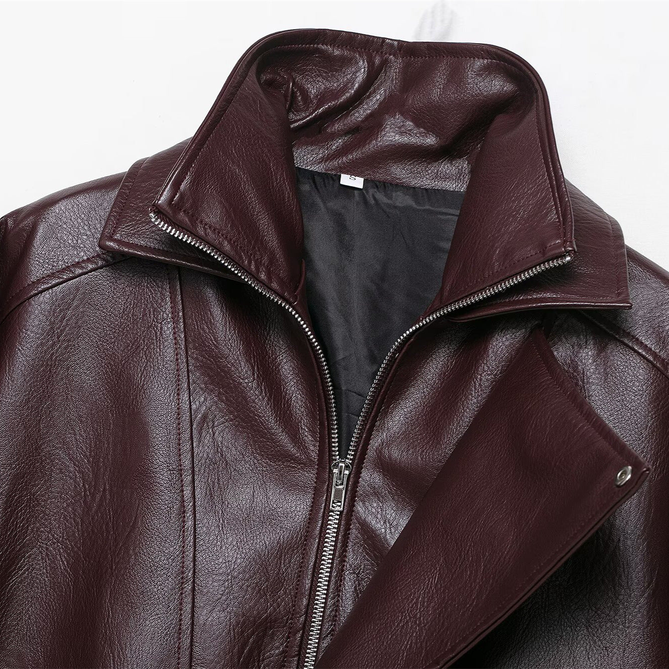 Kyra jacka tillverkad av eko-läder, mörk körsbärsfärgad, med retro-look