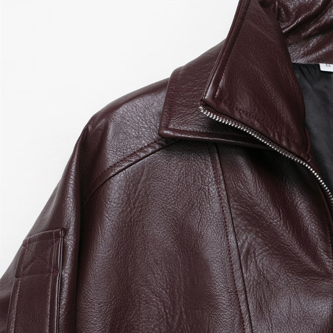 Kyra jacka tillverkad av eko-läder, mörk körsbärsfärgad, med retro-look