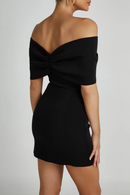 Svart miniklänning med off shoulder-rosett