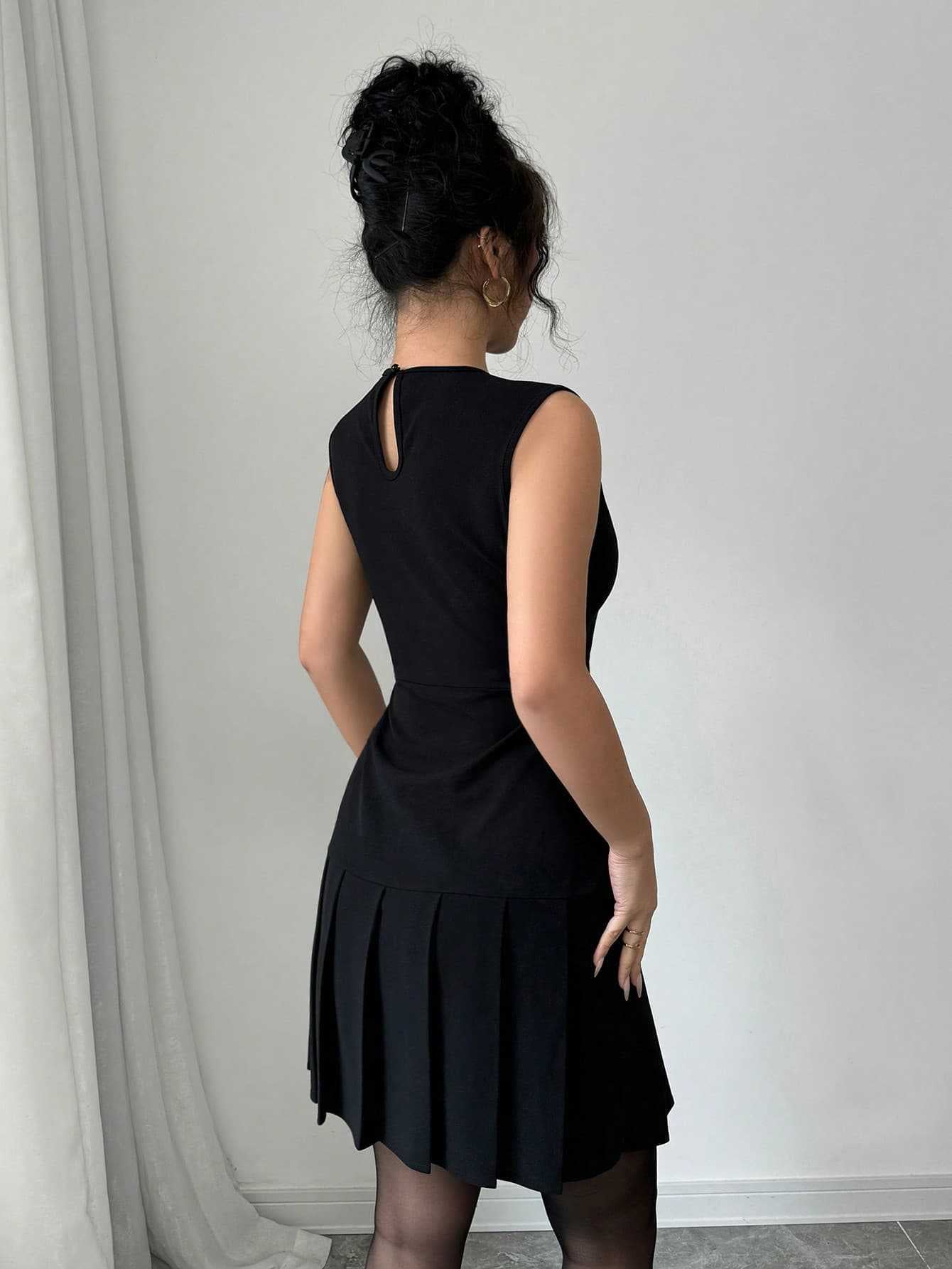 Elegant svart ärmlös klänning