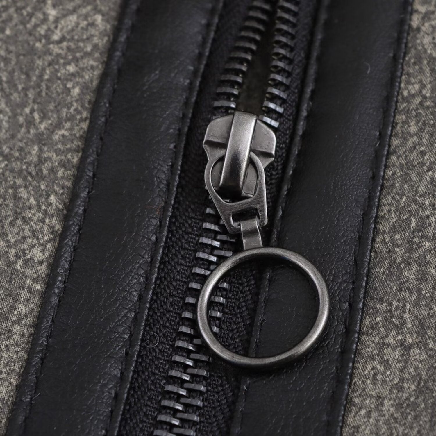 Andreas grå fleecejacka med långa ärmar och dragkedja fram