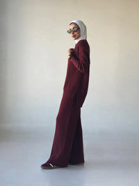 Alla tvådelat set, löst stickat, med långa ärmar och utsvängda byxor