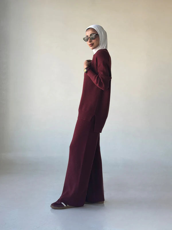 Alla tvådelat set, löst stickat, med långa ärmar och utsvängda byxor