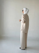 Alla tvådelat set, löst stickat, med långa ärmar och utsvängda byxor