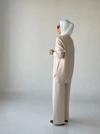 Alla tvådelat set, löst stickat, med långa ärmar och utsvängda byxor