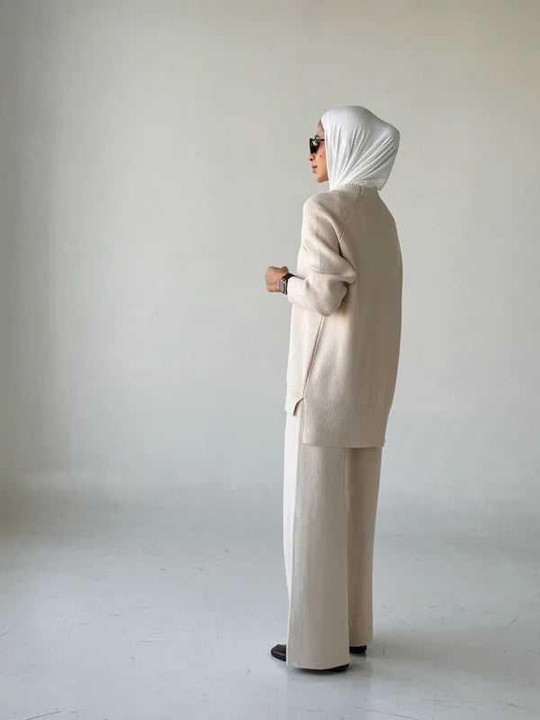 Alla tvådelat set, löst stickat, med långa ärmar och utsvängda byxor