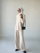 Alla tvådelat set, löst stickat, med långa ärmar och utsvängda byxor