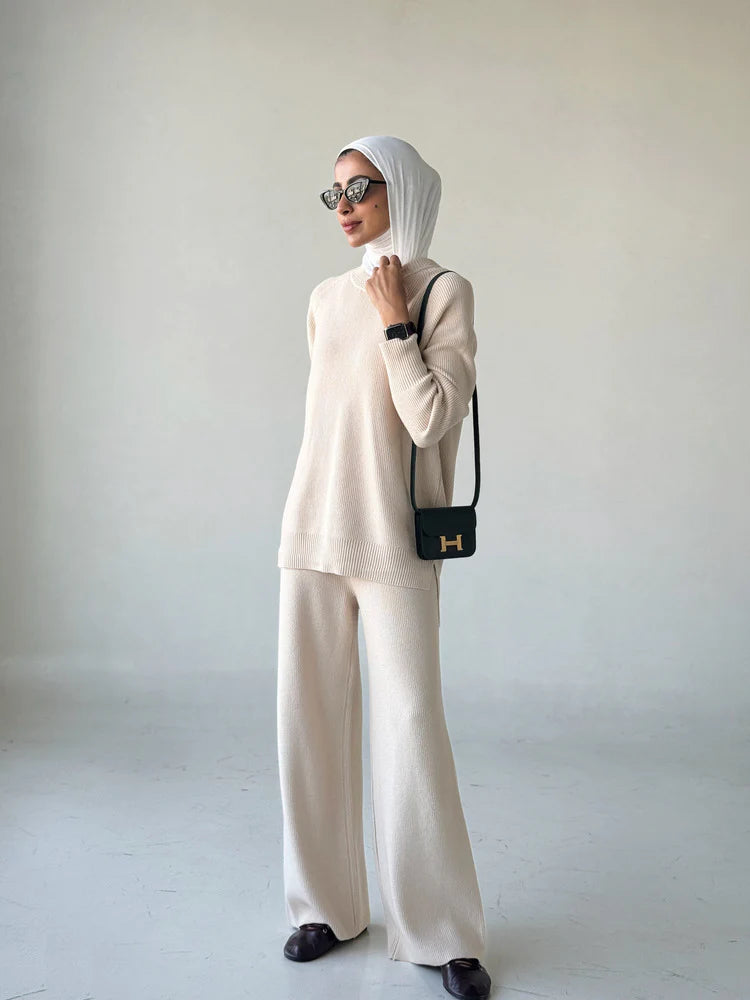 Alla tvådelat set, löst stickat, med långa ärmar och utsvängda byxor