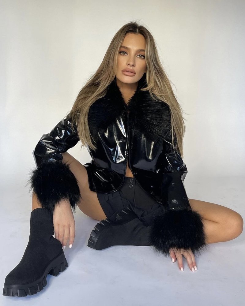 Glansig svart Mira-jacka med puffärmar