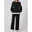 Träningsoverall med utsvängda byxor och huvtröja