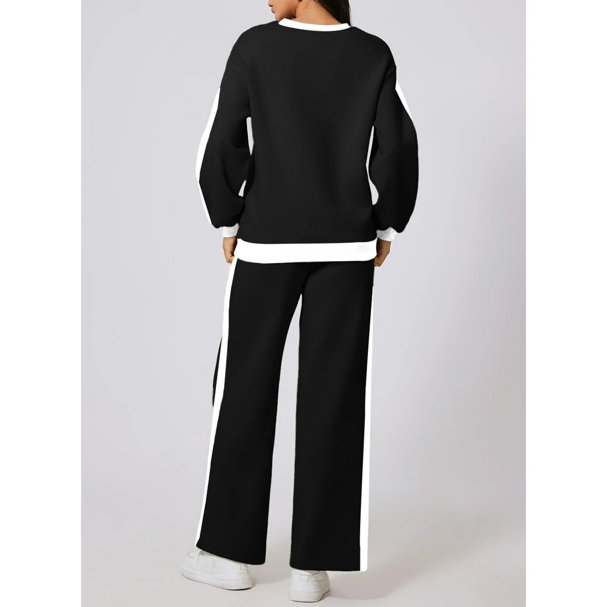 Träningsoverall med utsvängda byxor och huvtröja