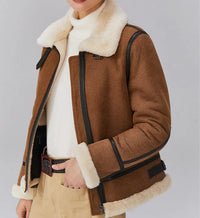 Tjock pälskapa med långa ärmar och hög krage