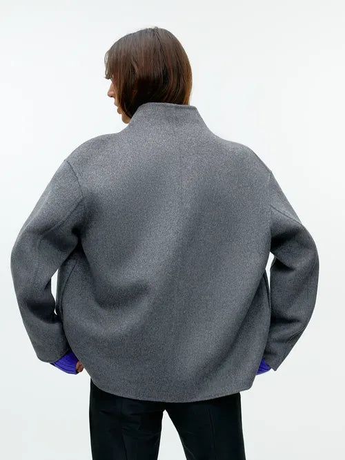 Kort grå kappa med tre rader knappar