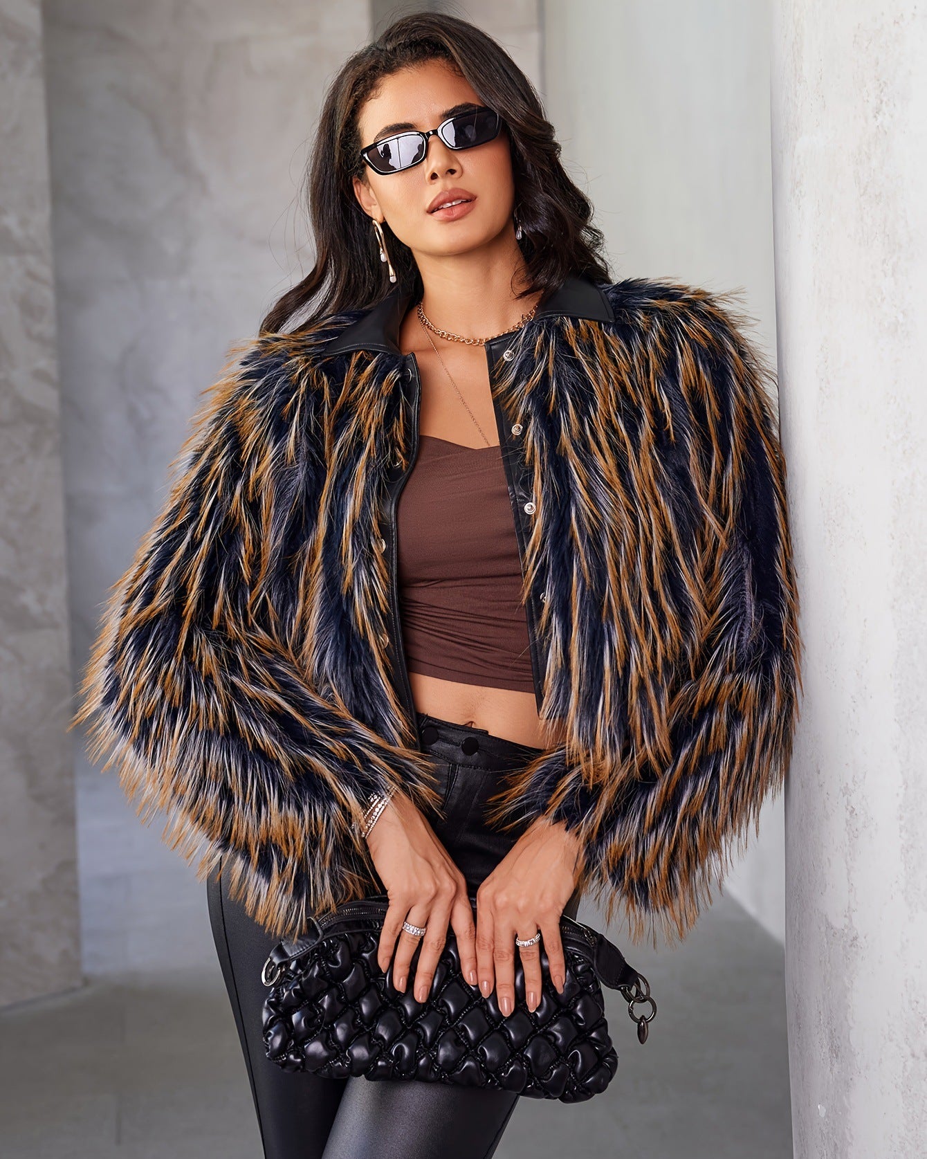 Varm, tvåfärgad pälskappa för vintern