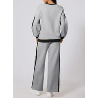 Träningsoverall med utsvängda byxor och huvtröja