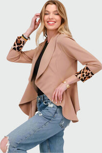 Celeste rullad leopardkavaj med öppen front