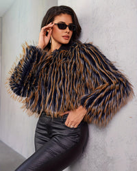 Varm, tvåfärgad pälskappa för vintern