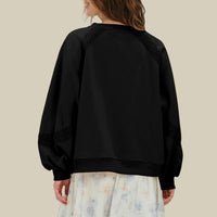 V-ringad tröja med handbroderad design