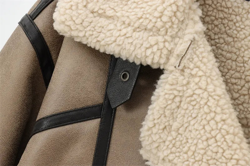 Andyas krämfärgad jacka med dubbel fåll, dragkedja fram och långa ärmar