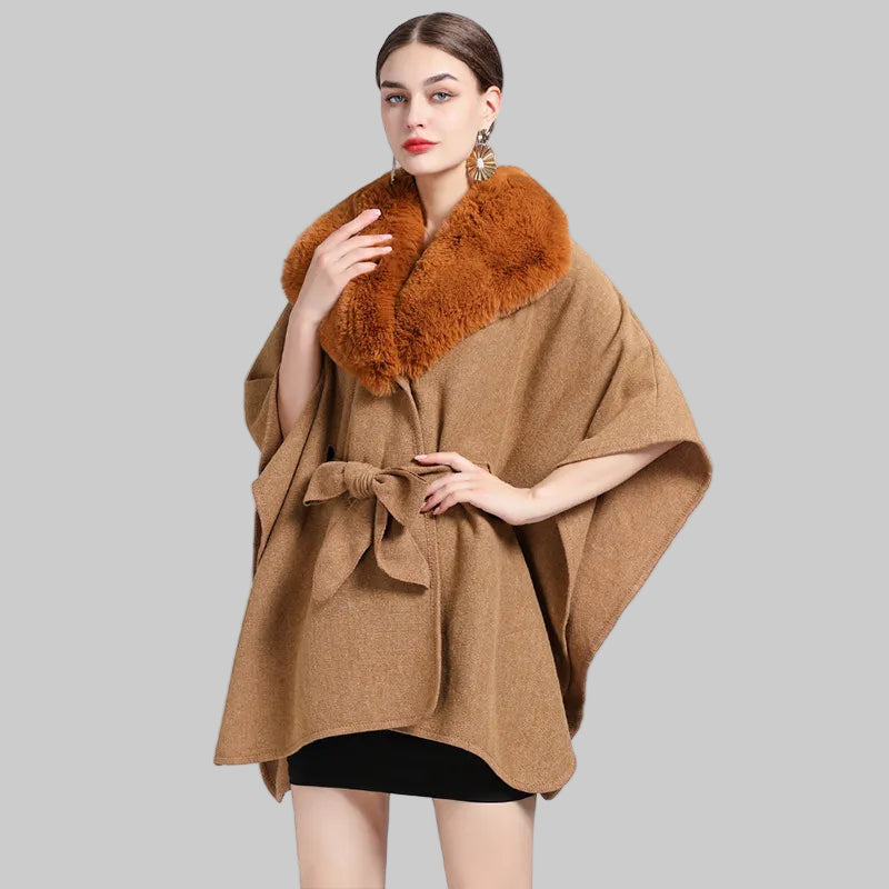 Noelle-kappa med stickad sjal och krage i fuskpäls