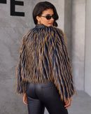 Varm, tvåfärgad pälskappa för vintern