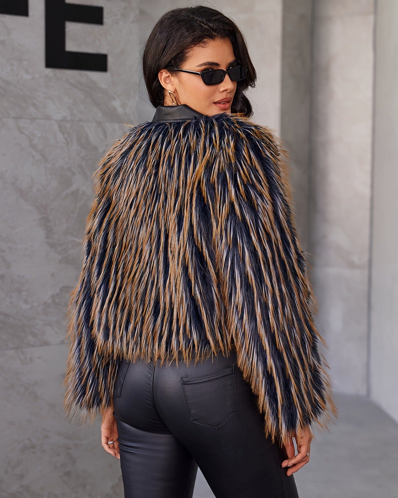 Varm, tvåfärgad pälskappa för vintern