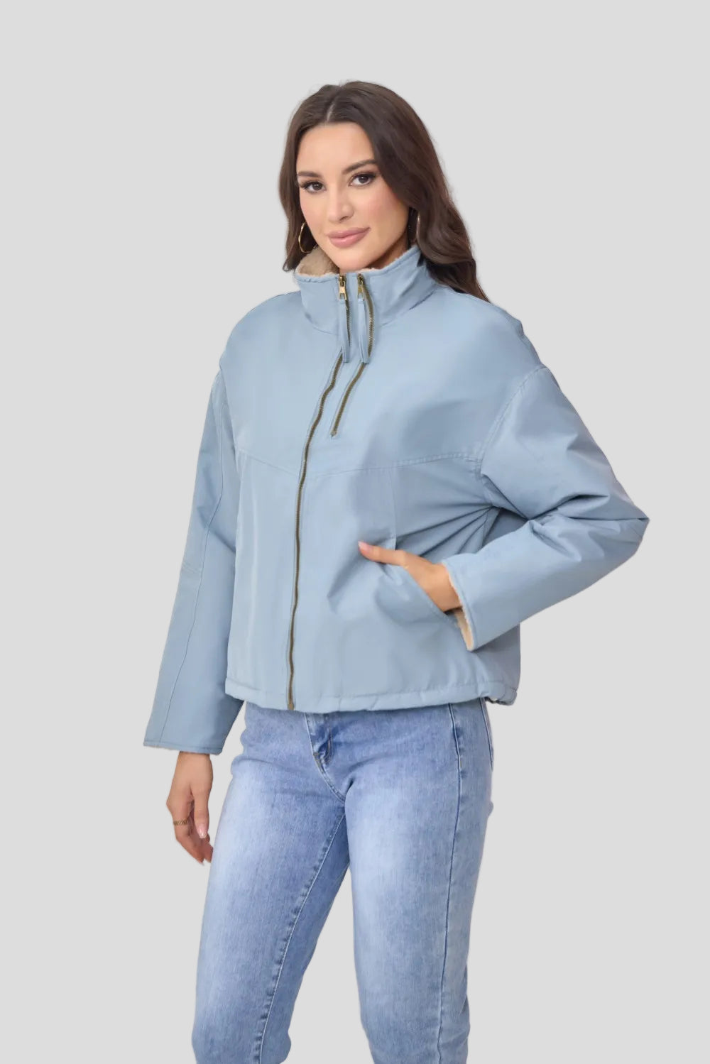 Jacka med hög krage, dragkedja och fickor