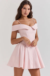 Elegant rosa miniklänning med bara axlar och droppad midja