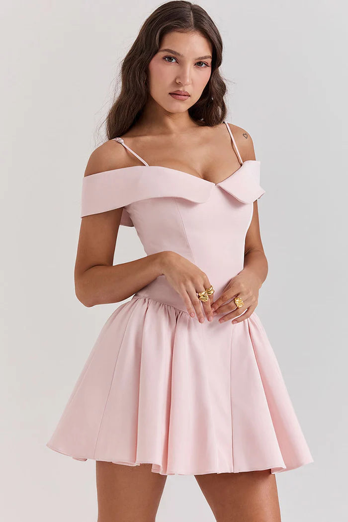 Elegant rosa miniklänning med bara axlar och droppad midja