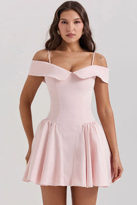 Elegant rosa miniklänning med bara axlar och droppad midja