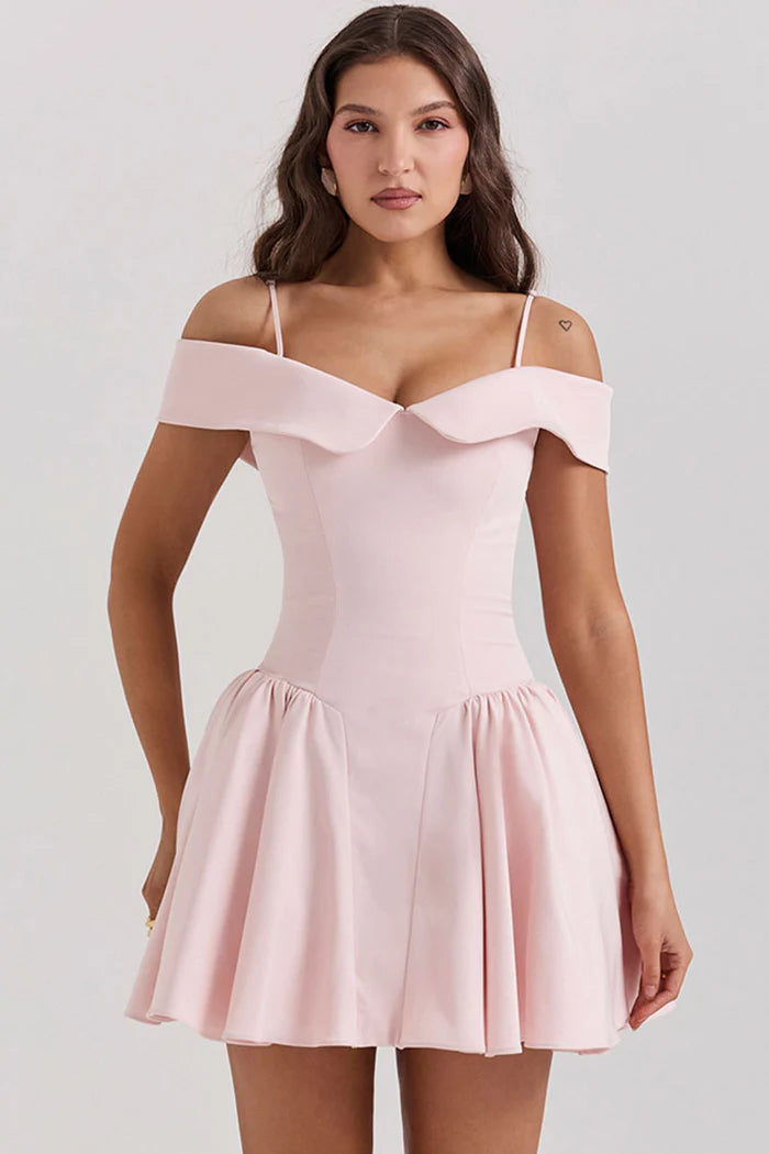 Elegant rosa miniklänning med bara axlar och droppad midja