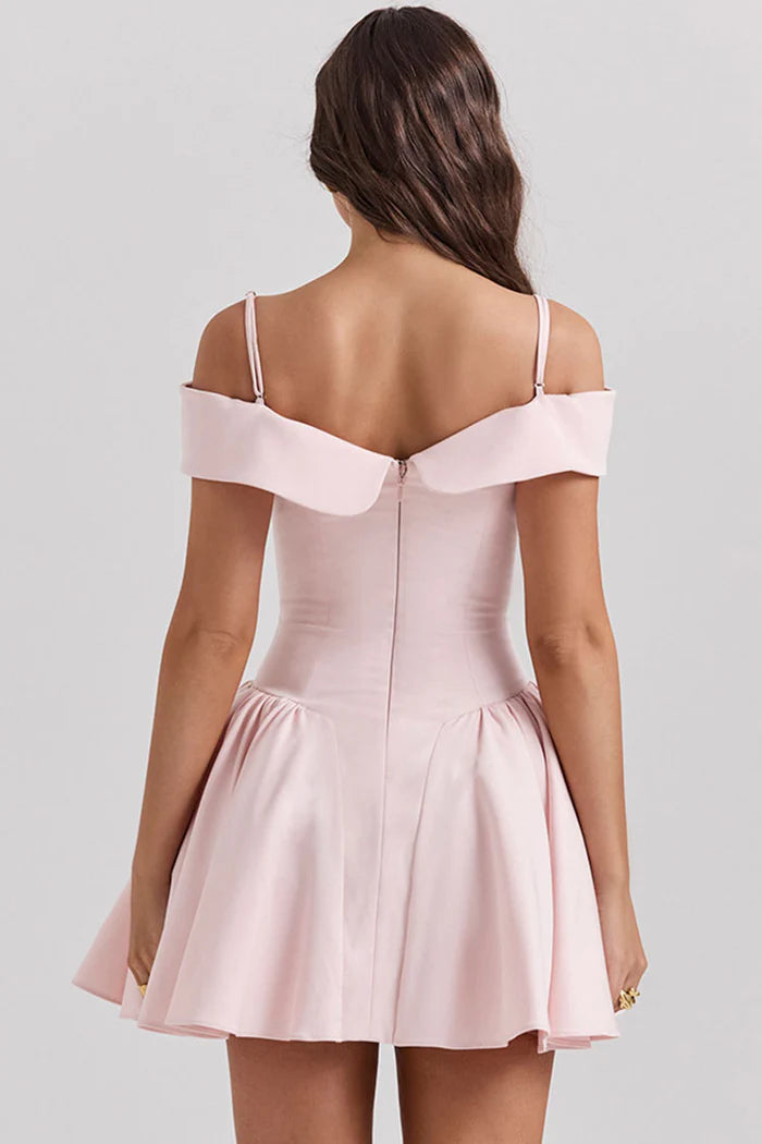 Elegant rosa miniklänning med bara axlar och droppad midja