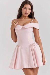 Elegant rosa miniklänning med bara axlar och droppad midja