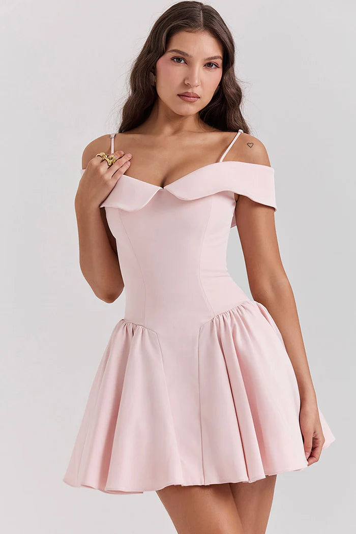 Elegant rosa miniklänning med bara axlar och droppad midja