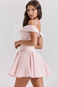 Elegant rosa miniklänning med bara axlar och droppad midja