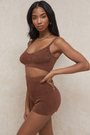 Fluffig stickad crop top med högmidjade shorts