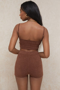Fluffig stickad crop top med högmidjade shorts