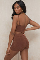 Fluffig stickad crop top med högmidjade shorts