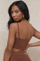Fluffig stickad crop top med högmidjade shorts