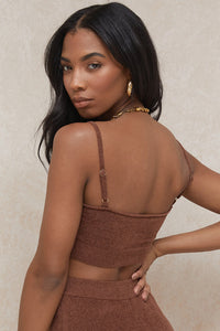 Fluffig stickad crop top med högmidjade shorts